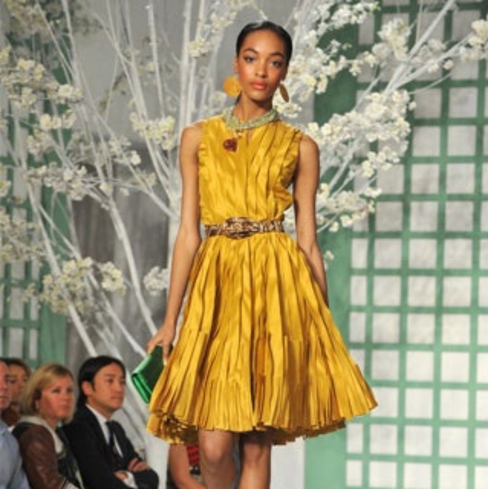 $4,000 OSCAR DE LA RENTA GOLDEN SILK PLEADED RUNWAY DRESS GOWN US 8